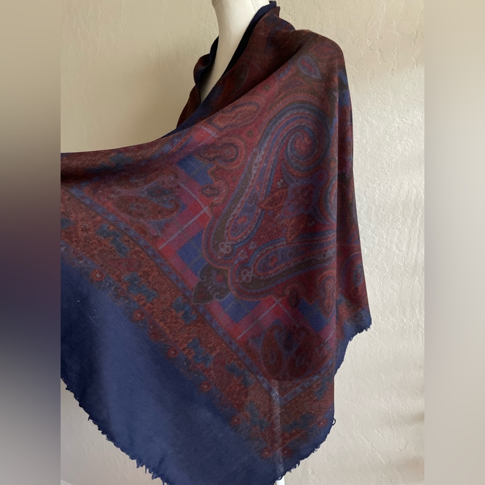 Thin wool scarf - Picture 7 of 13